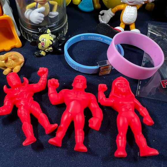 Lot Of 18 Assorted Toys With Plush Figures Vehicles Wristbands & Rainbow Loom - Picture 7 of 9